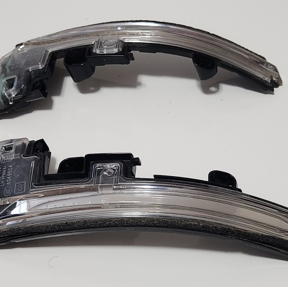 Land Rover Range Rover Sport Side Mirror OEM LED Indicators - L/R - Picture 3 of 10